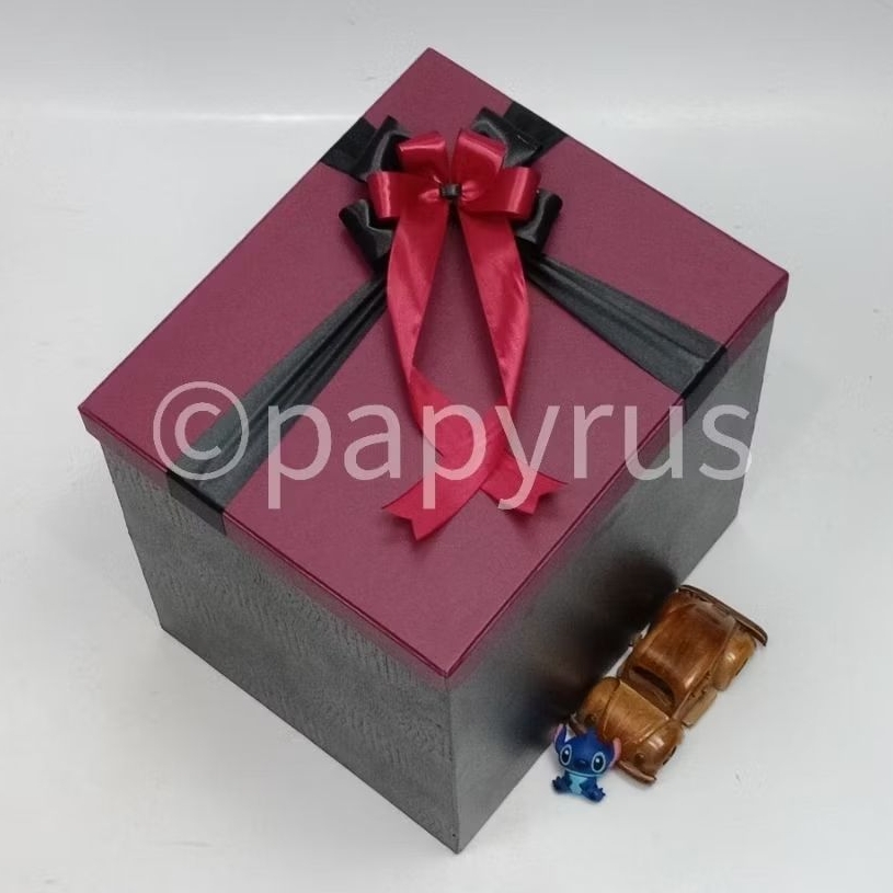 

PAPYRUS Kombinasi 25x30 Tinggi 30cm Kotak Kado Gift Box Hardbox Hampers V1