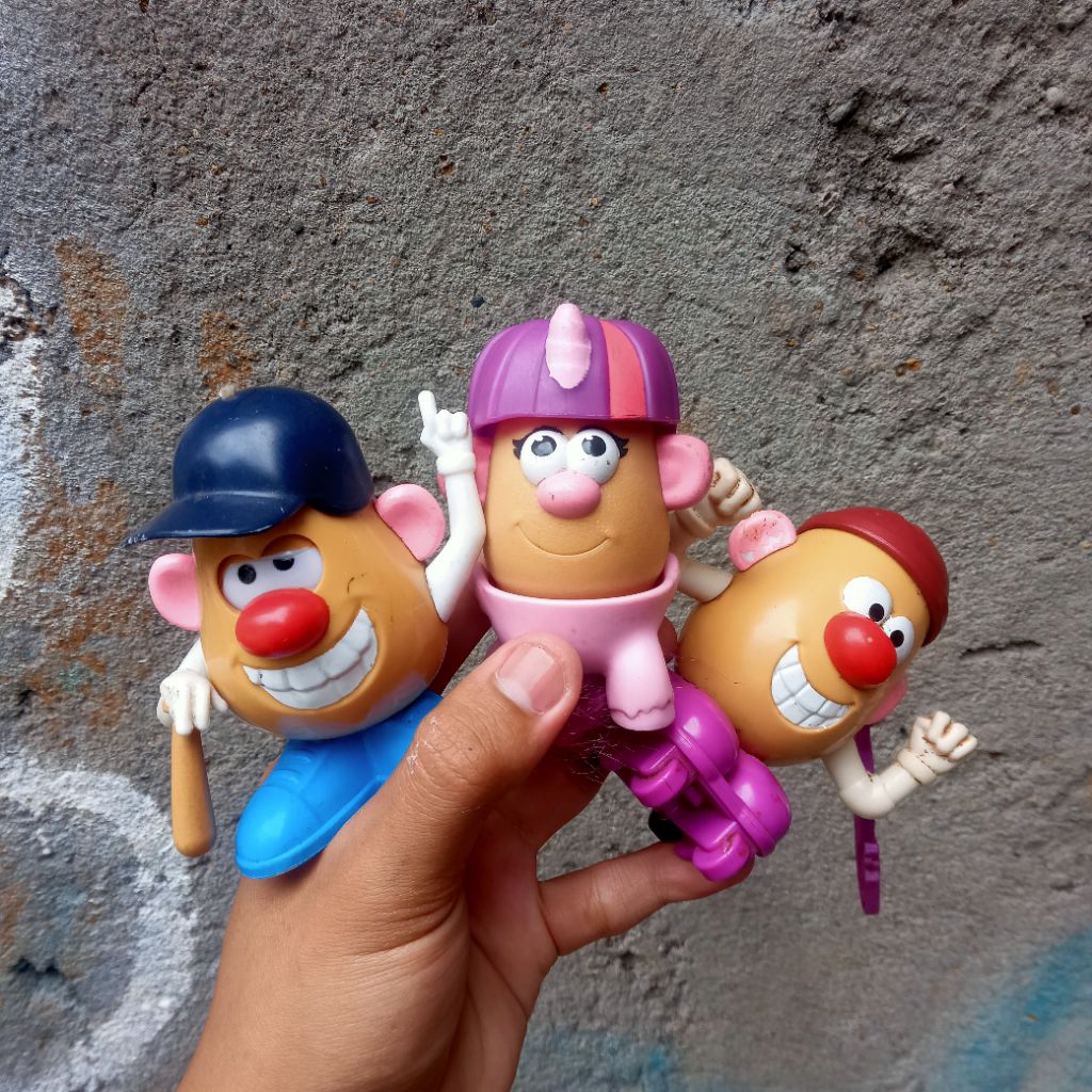 Mainan Action Figure Mr.Potato Head Dan Mrs.Potato Head.