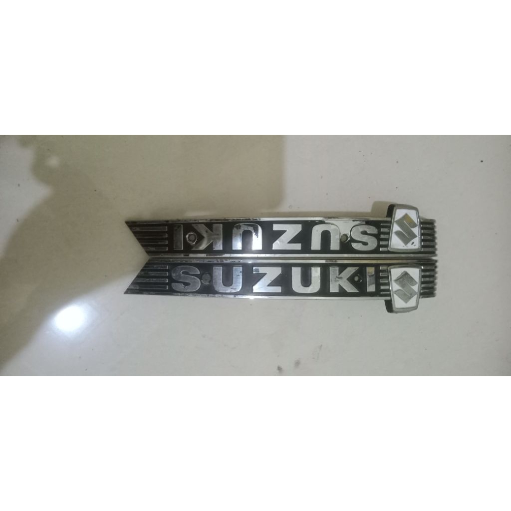 Emblem tangki suzuki RC100, FR original