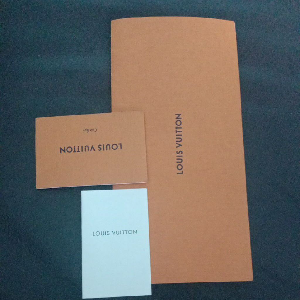 

1 set amplop buklet elvong authentic