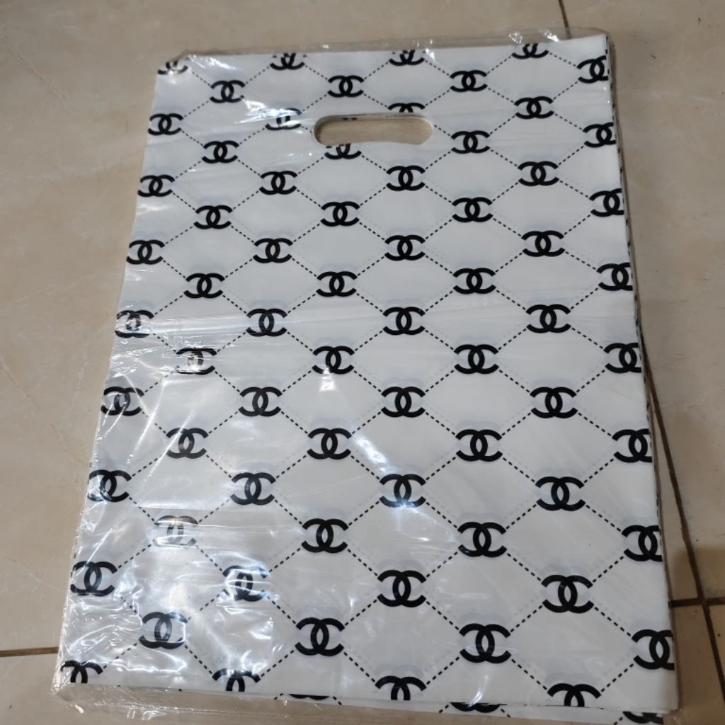 

KANTONG PLASTIK PREMIUM P4 UKURAN 30X40 ISI 50 PCS