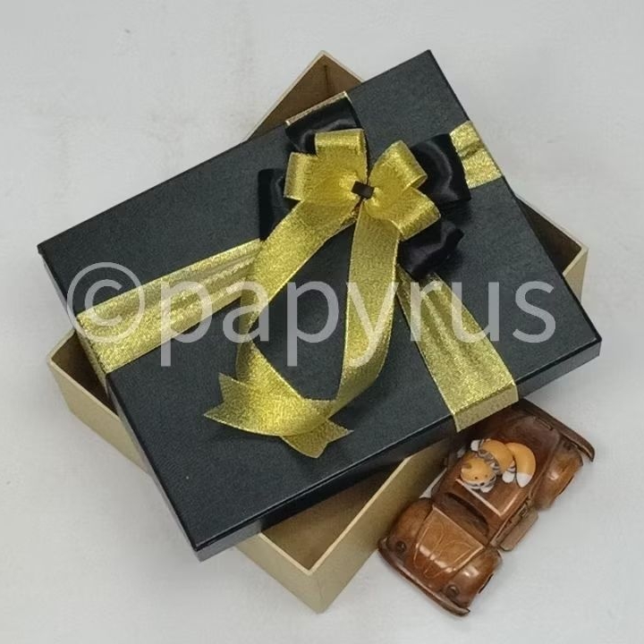 

PAPYRUS Kombinasi 20x25 Tinggi 5cm Kotak Kado Gift Box Hadiah V1