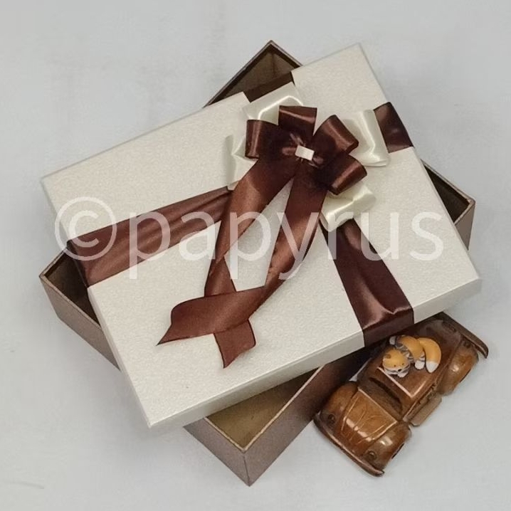 

PAPYRUS Kombinasi 20x25 Tinggi 5cm Kotak Kado Gift Box Hadiah V3