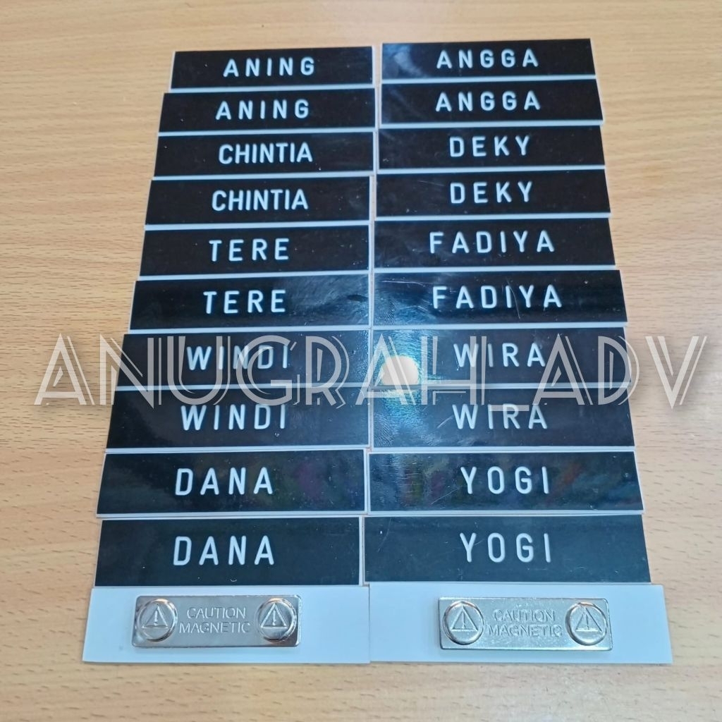 

papan nama dada grafir hitam list putih bahan acrylic