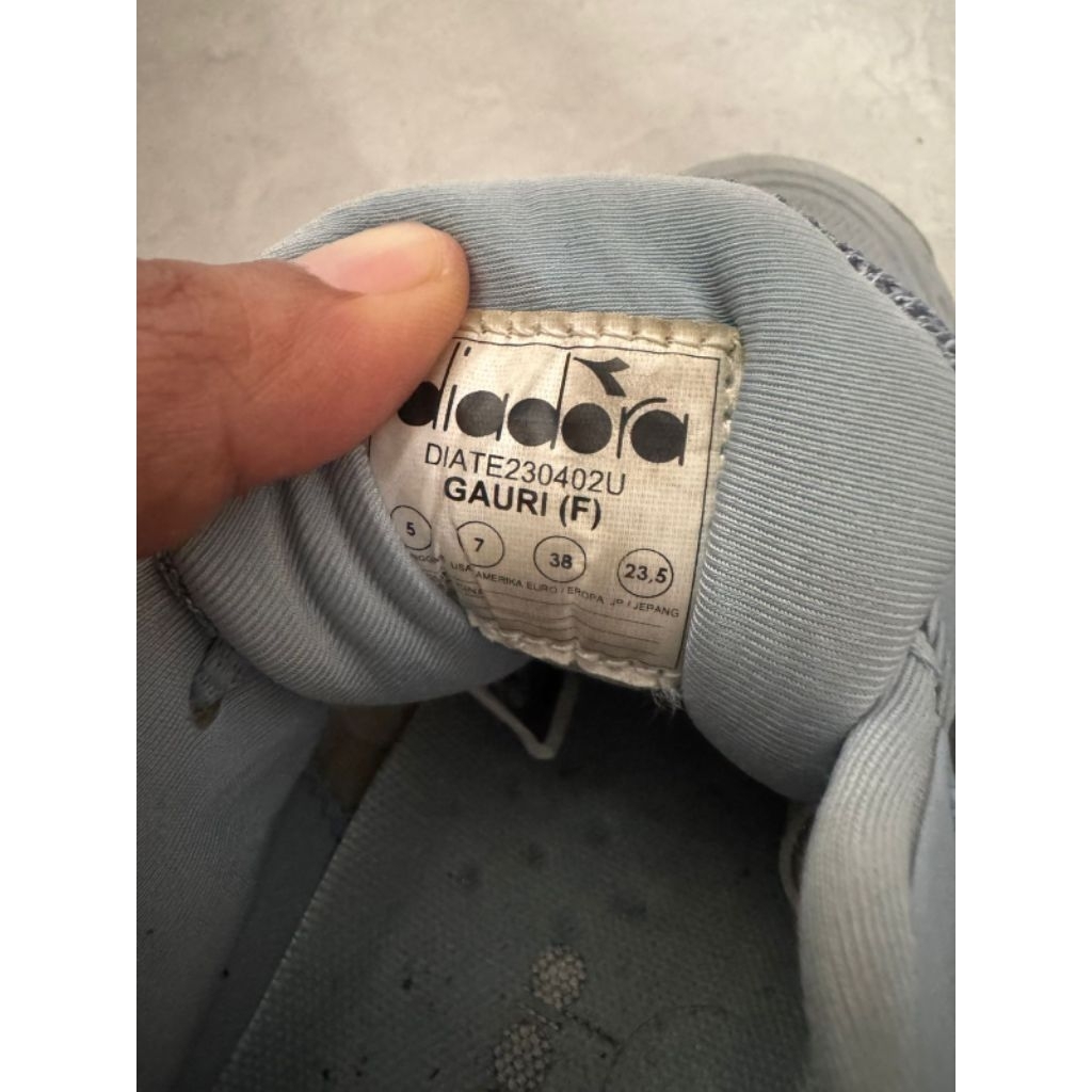 sepatu tenis diadora size 37