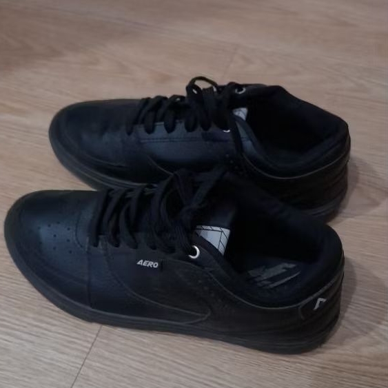 sepatu hitam polos aerostreet