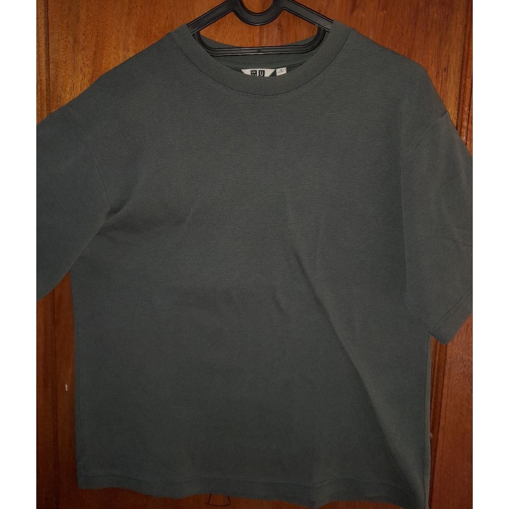 Kaos Tshirt Uniqlo U AIRism Hijau.   preloved/second/vintage