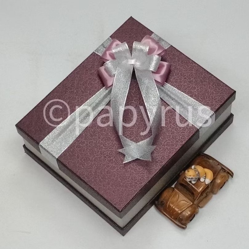 

PAPYRUS Sandwich 22,5x27,5 Tinggi 10cm Kotak Kado Gift Box Hadiah V2