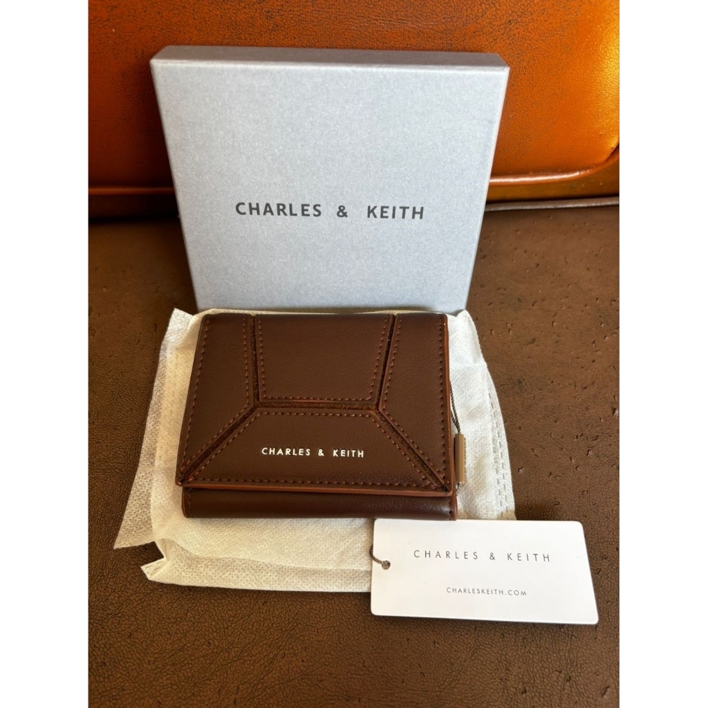 dompet lipat coklat kecil Charles & Keith