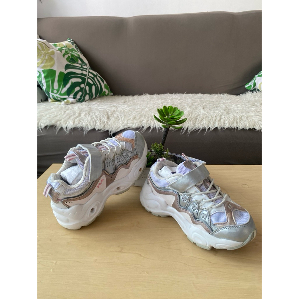 prelove sepatu fila anak silver berlampu