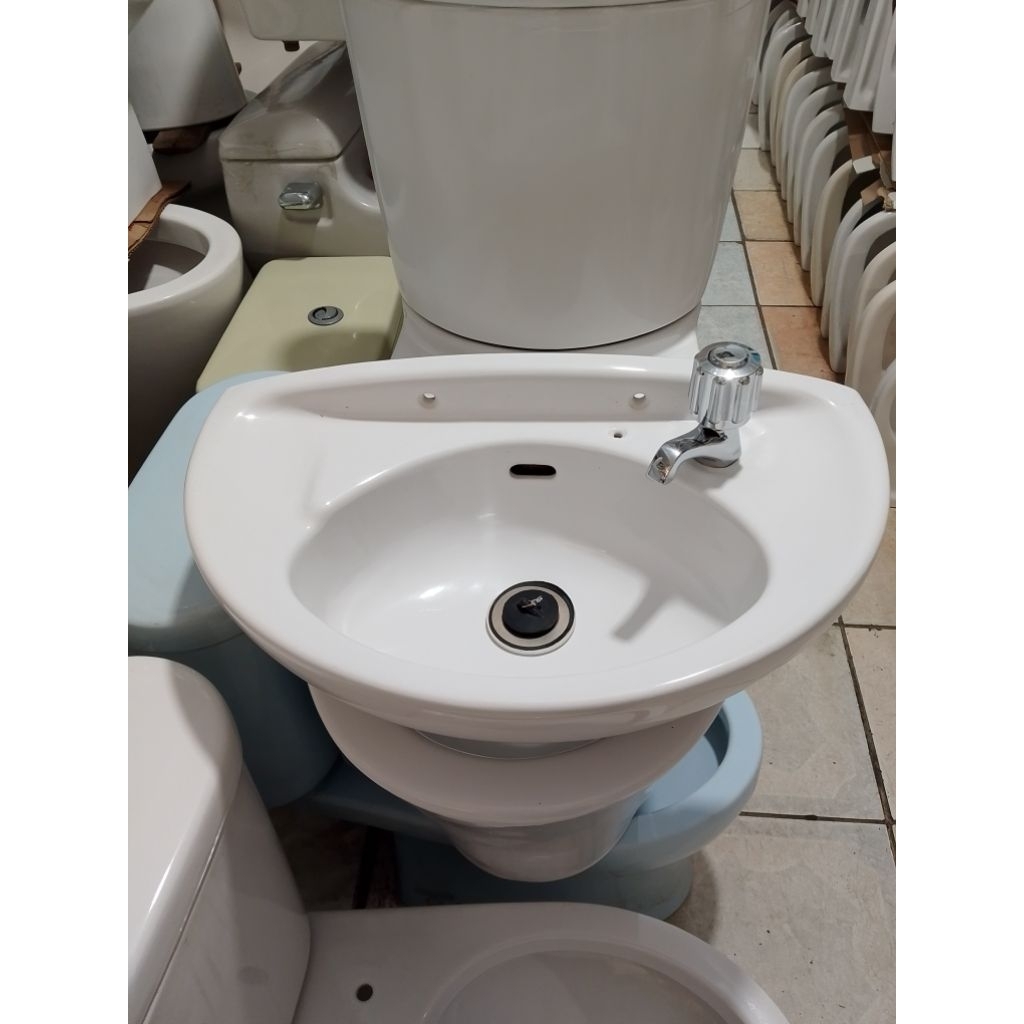 wastafel toto L. 34 | putih | paket complite