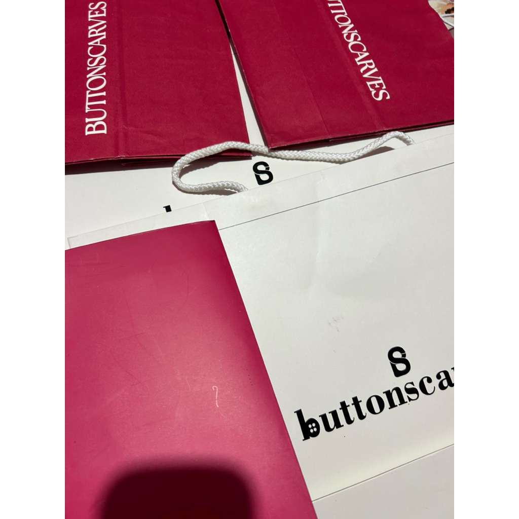 

buttonscarves paperbag (wajib disertai pembelian jilbab)