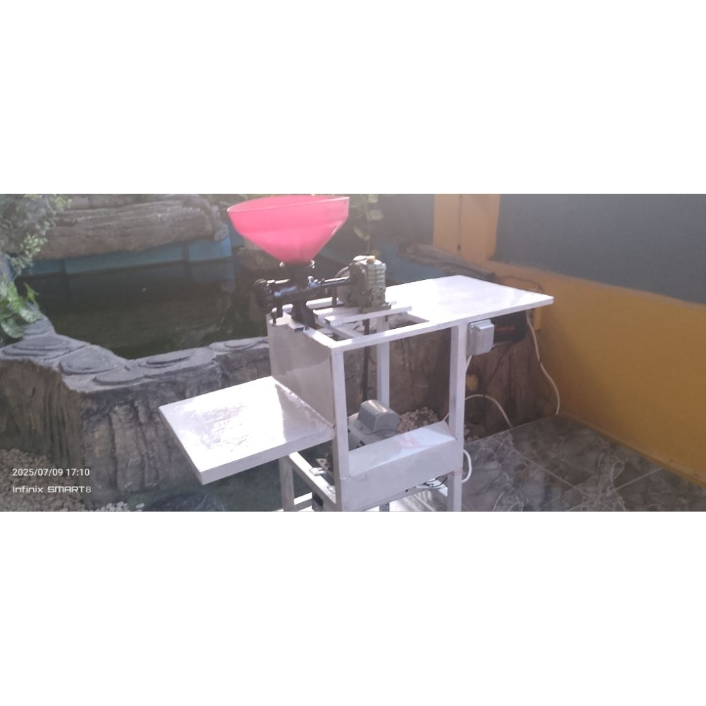 gilingan kacang dan bumbu bumbu,dan juga daging