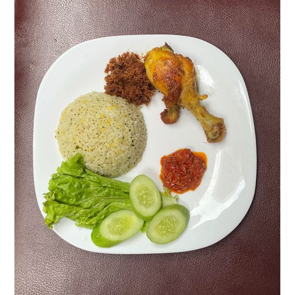 

Nasi Daun Jeruk Ayam Goreng Lengkuas Paha Bawah