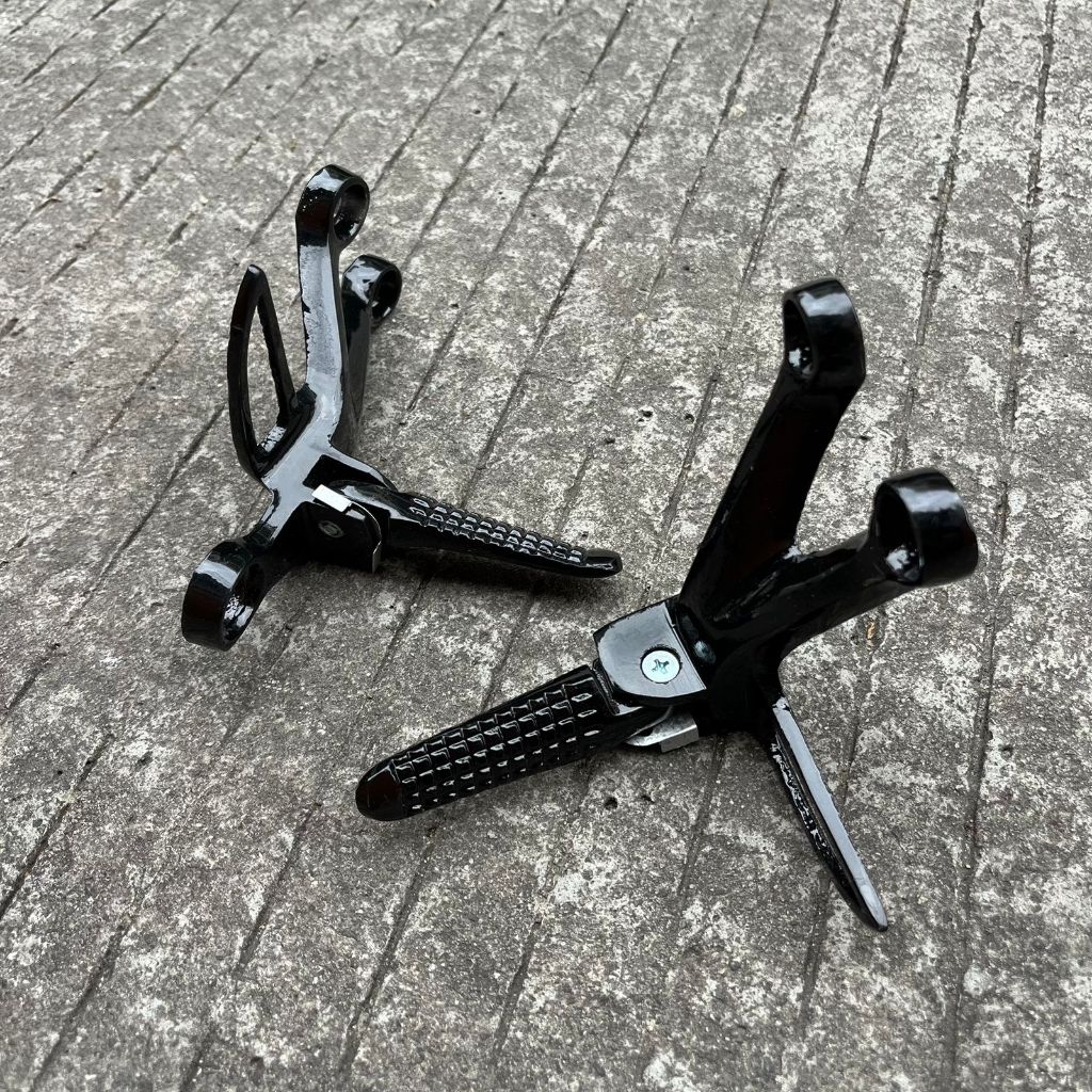 FOOTSTEP BELAKANG STEP GANTUNG MODEL FU STEP PIJAKAN KAKI MOTOR WARNA HITAM PLUG N PLAY TINGGAL PASA