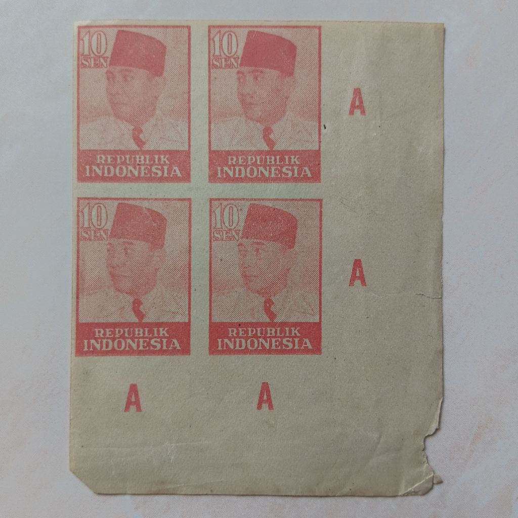 

Perangko Prangko Kuno 10 Sen Sukarno era Revolusi 1947 - 1948 Blok 4 Non Perforasi - YN2590