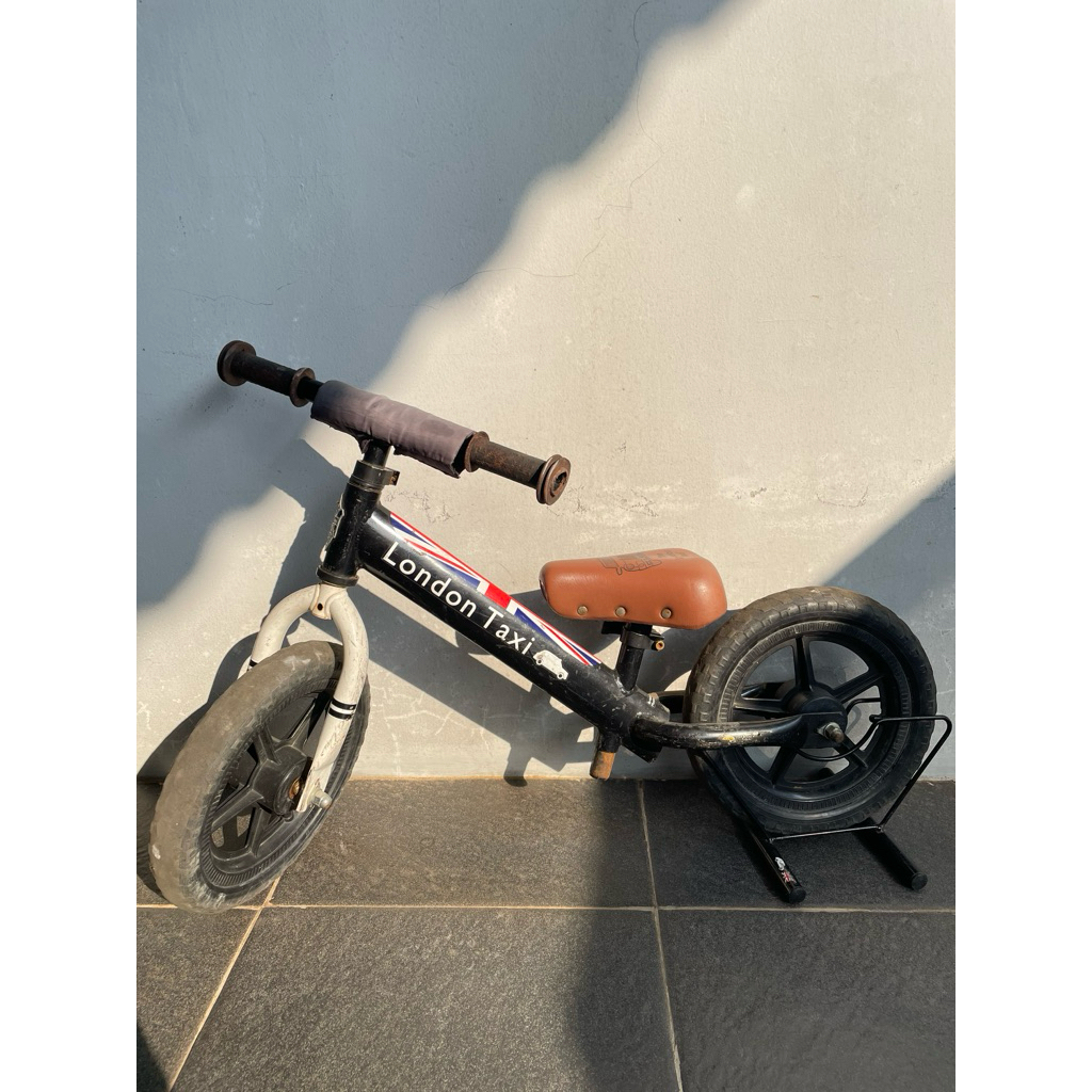 LONDON TAXI BALANCE BIKE PRELOVED