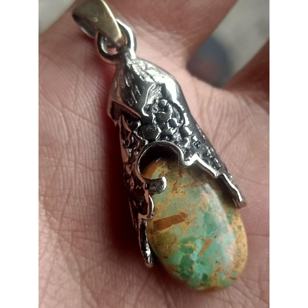 liontin batu pirus Persia