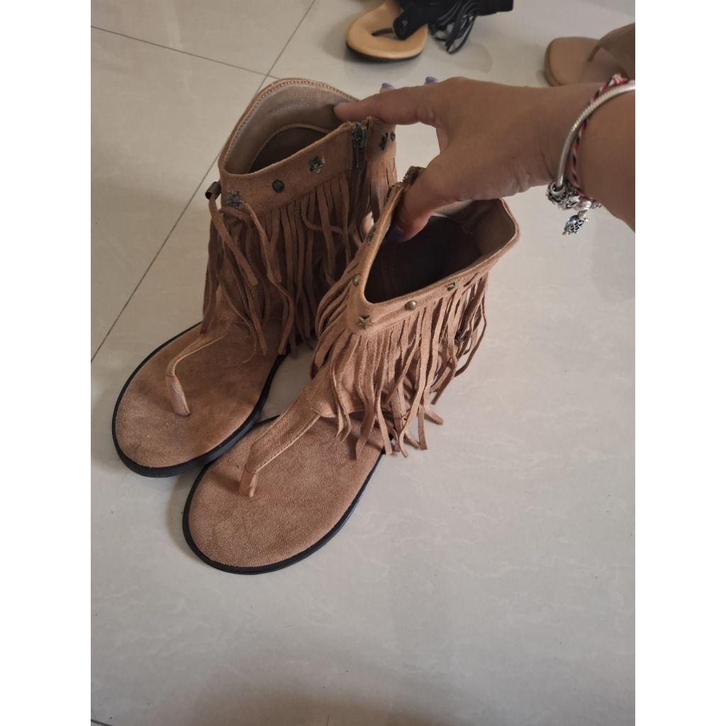 Sepatu boot rumbai wanita import trendy