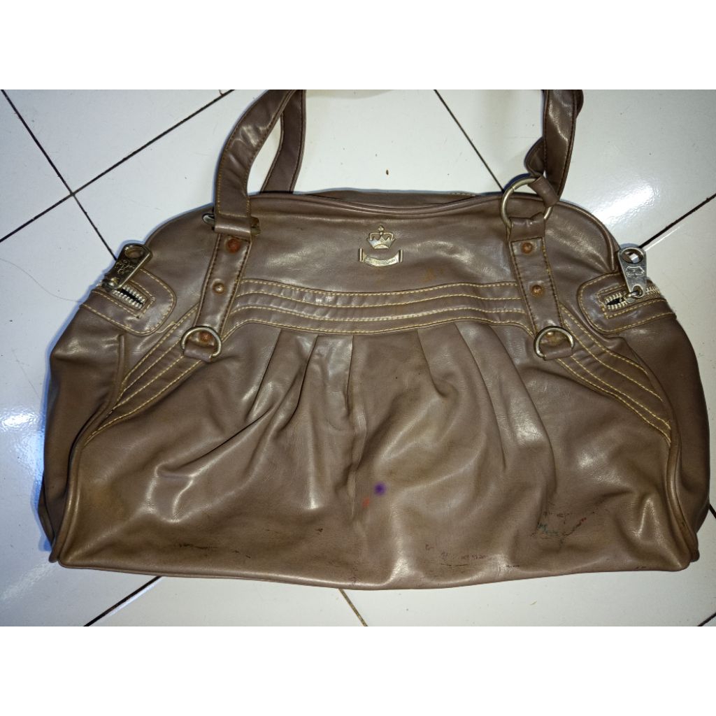 preloved tas jinjing SAS minus kotor dan koyak ( bagian belakang )