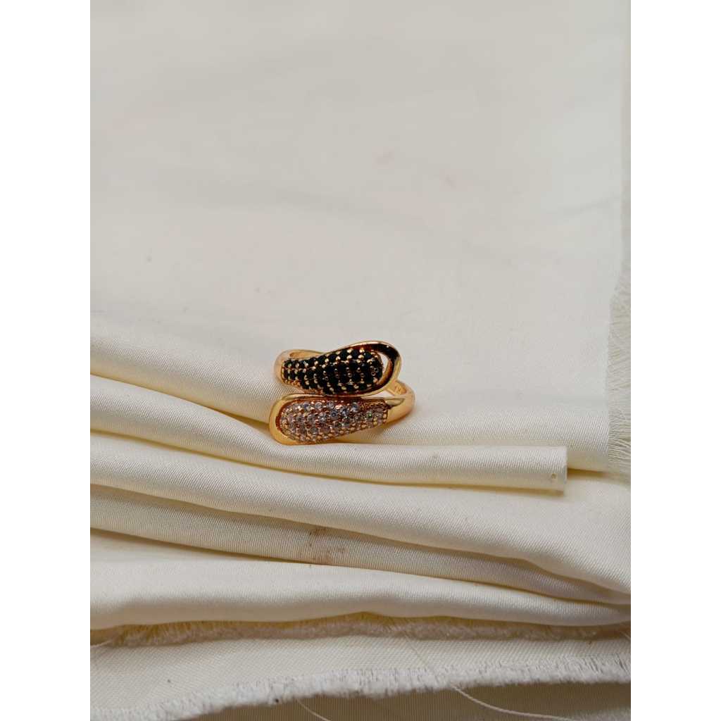 Cincin Wanita Menyilang Lapis Emas Mata Putih Mata Hitam