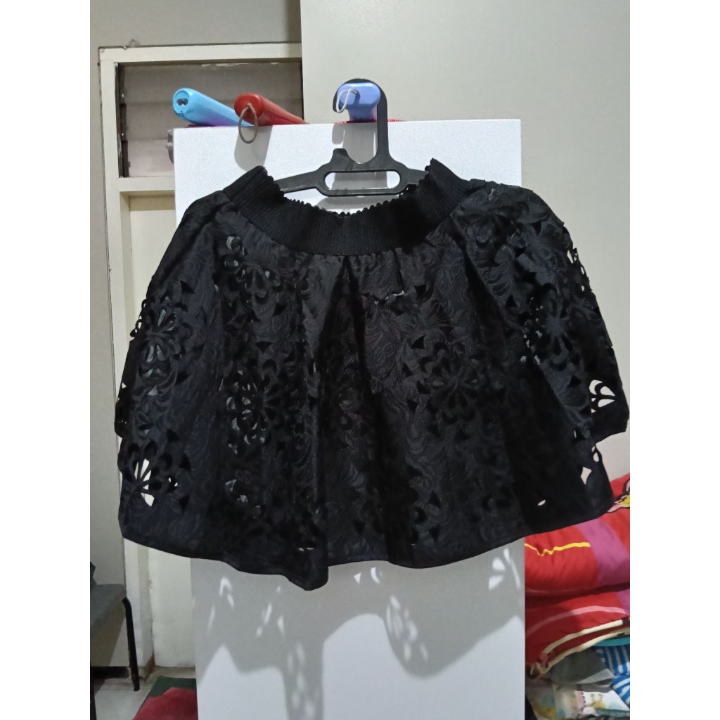 preloved rok hitam