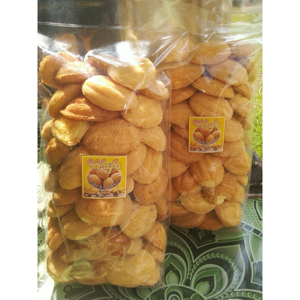 

KUE BOLU / BOLU KERING PLEMBEB / BOLU KENONG / KUE KERING KLEMBEN 1kg / OLEH OLEH KHAS BLITAR