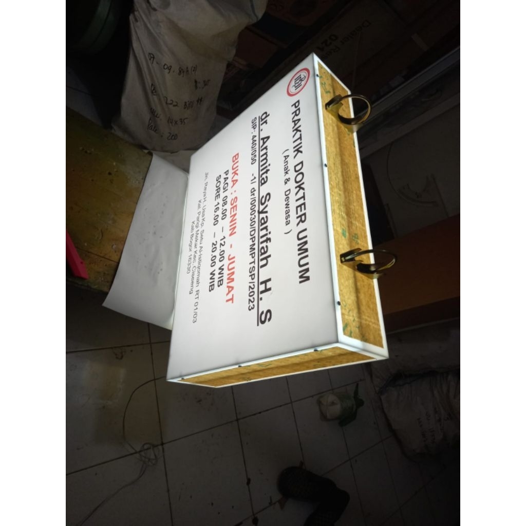 Neon box, Huruf timbul