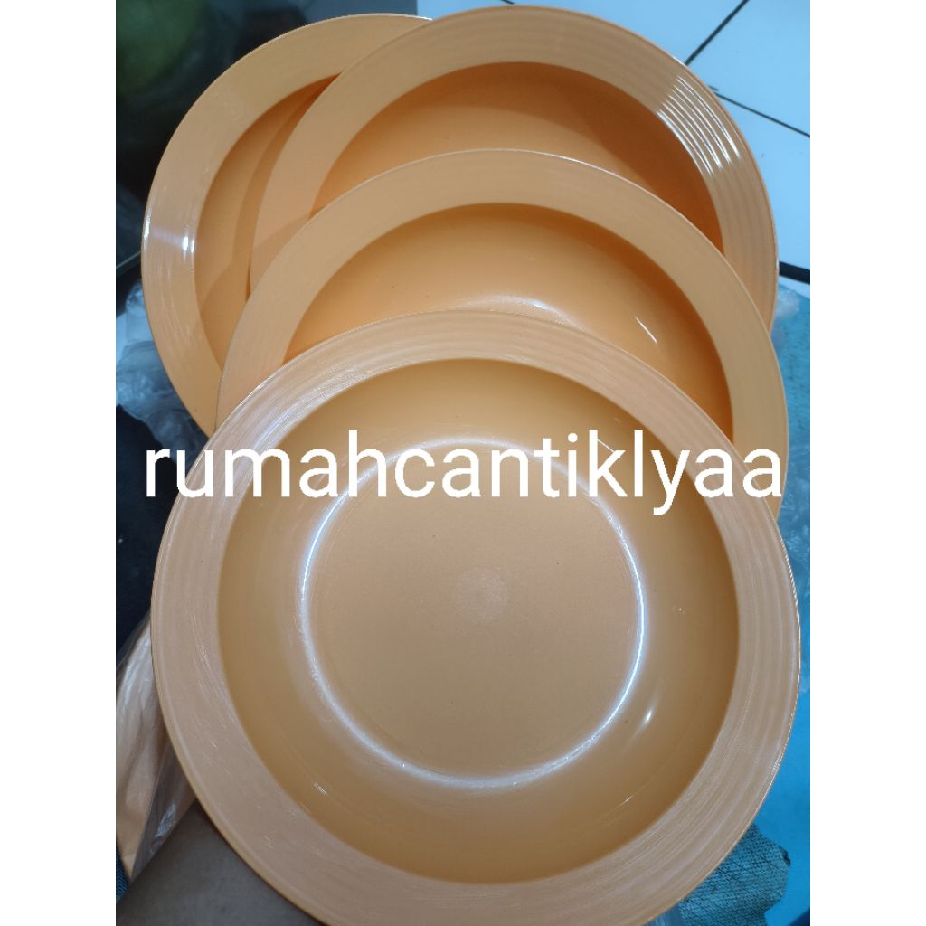piring new tupperware blossom plate hijau n carnatia orange ini yg ukx agak bsar yah