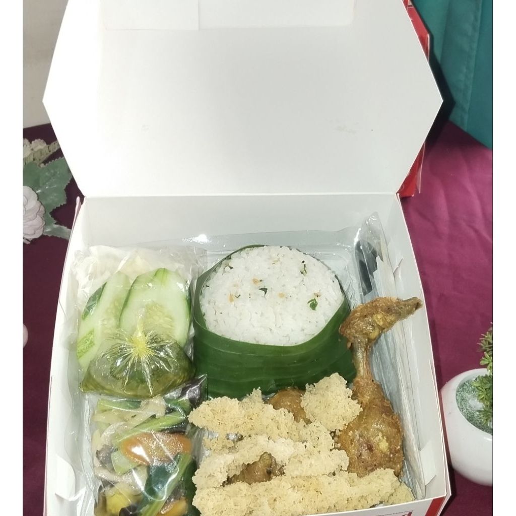 

Paket nasi daun jeruk dan ayam kremes