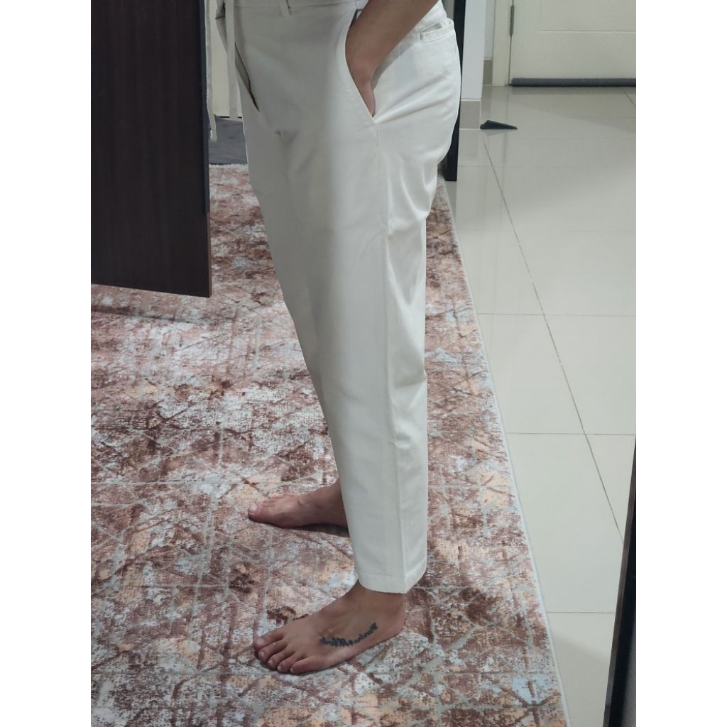 Celana Pria Uniqlo Putih, 100% Original Made in Bangladesh Tag 76 sd 84 cm. Kondisi Like New Nyaris 