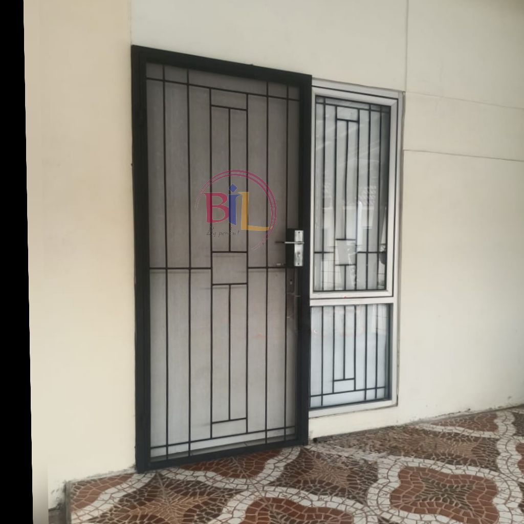 Pintu kawat nyamuk . Pintu kasa nyamuk . Pintu besi . Pintu pengaman