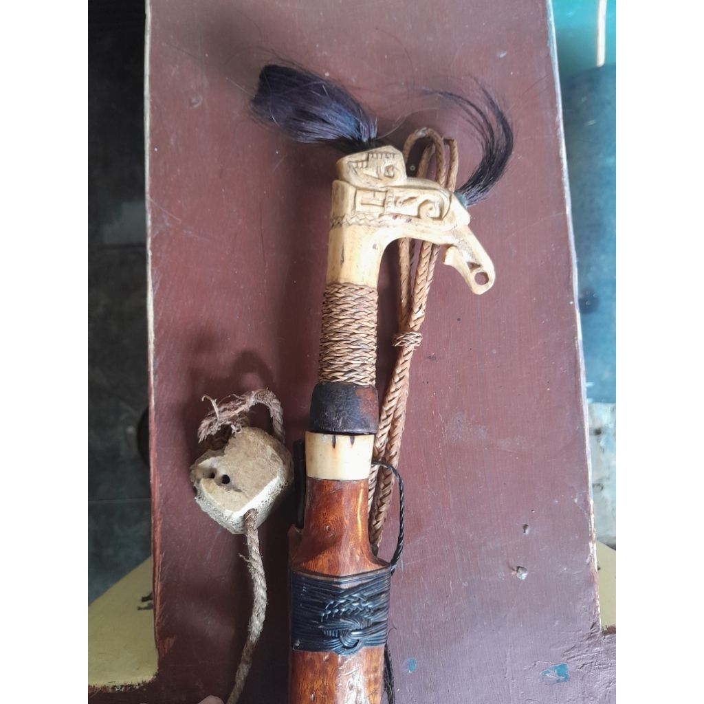 pusaka mandau bekas kalimantan gagang berukir