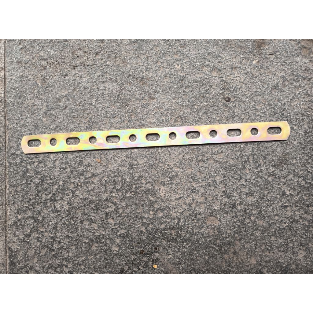 BREACKET PLAT BESI LUBANG PANJANG 30 CM PLAT BESI LUBANG UNIVERSAL PANJANG 30 CM plat besi lubang se