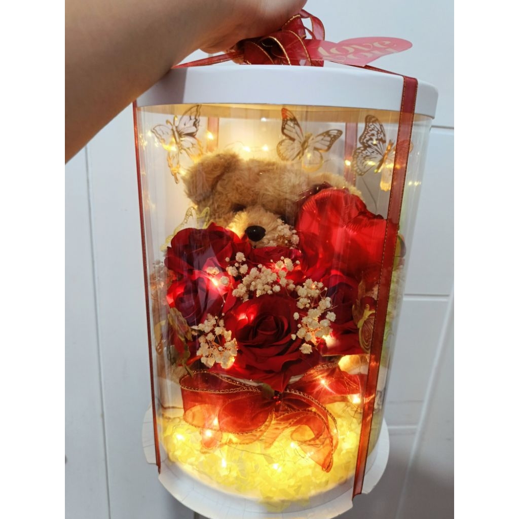 

KADO ULTAH / BONEKA TABUNG / BUKET TABUNG / BUKET BOX BULAT / KADO VALENTINE / GIFT CEWE / KADO ANNIVERSARY / BONEKA / VALENTINE / HAMPERS