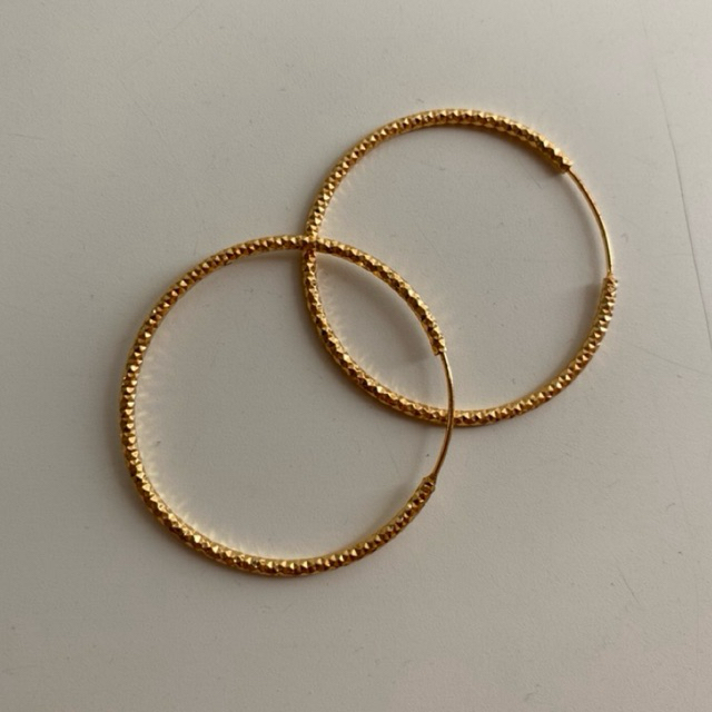 Anting bulat hoop berwarna emas ukuran medium (Preloved)