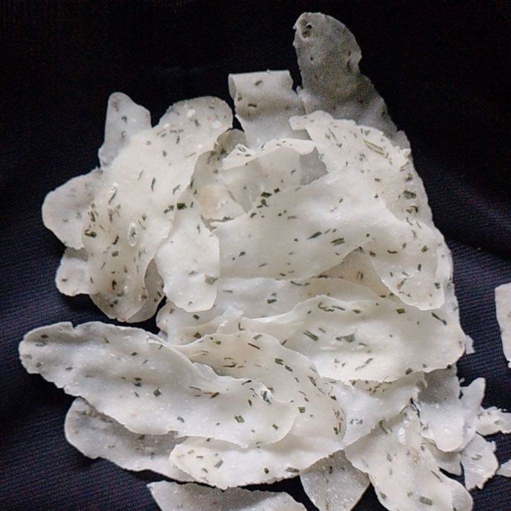 

opak lidah terbuat dari (singkong).enak gurih dan alami 1kg