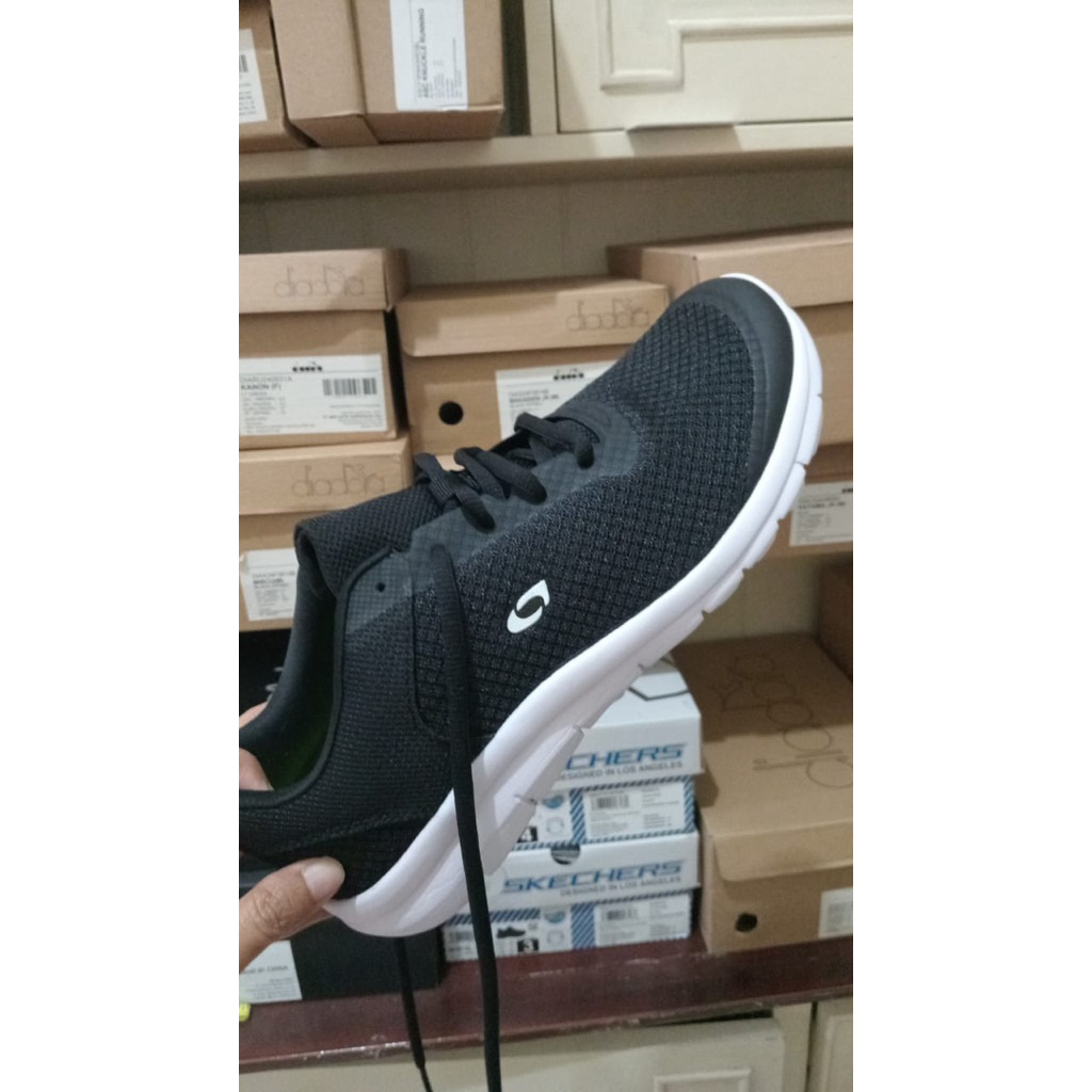 Sepatu payless size 43 running sepatu olahraga  atau sepatu lari sepatu sekolah diskon up to 70% spo