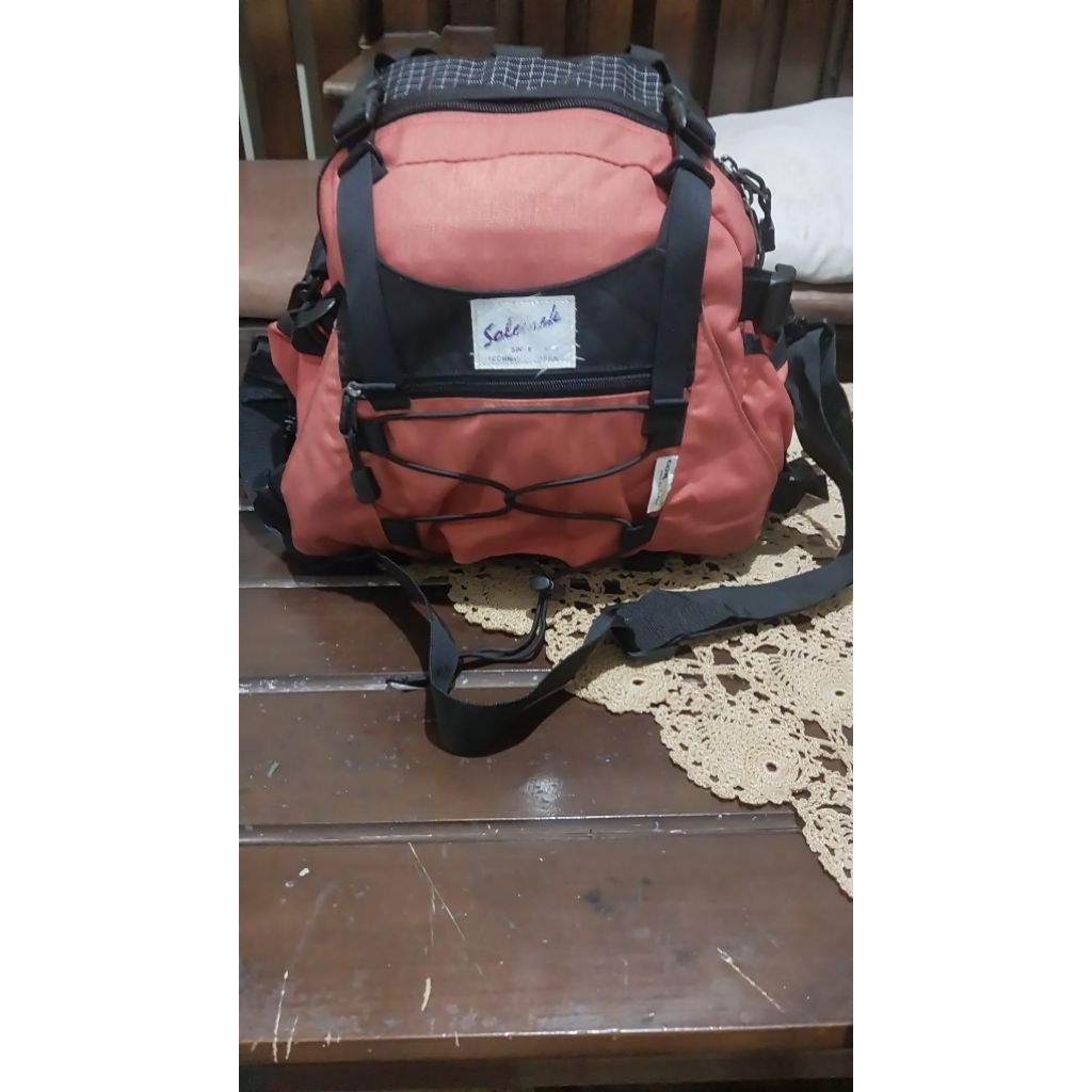 Backpack bisa Sling bag  SOLETREK  CONDURA by Dupont  kapasitas 15 lt, ada  3 kompartemen , ada slot