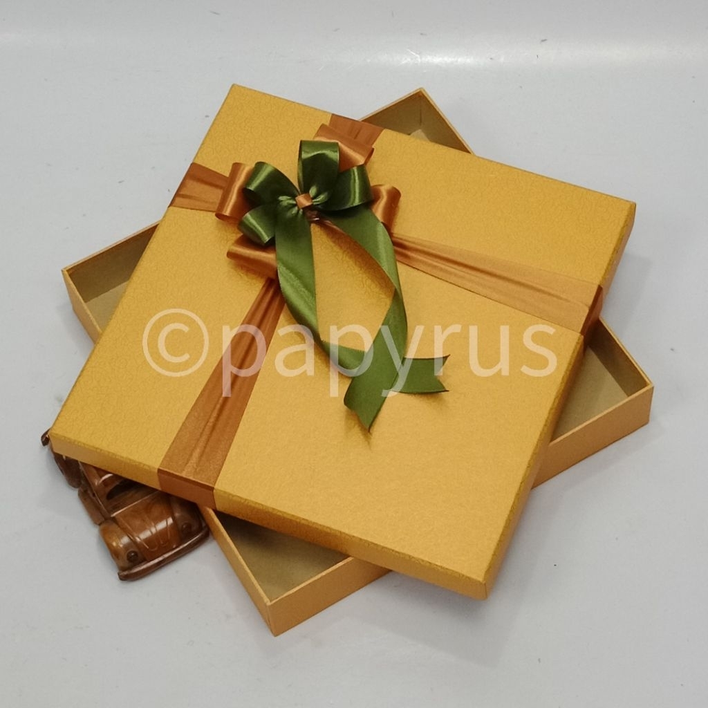 

PAPYRUS 30x30 Tinggi 5cm Kotak Kado Gift Box V1