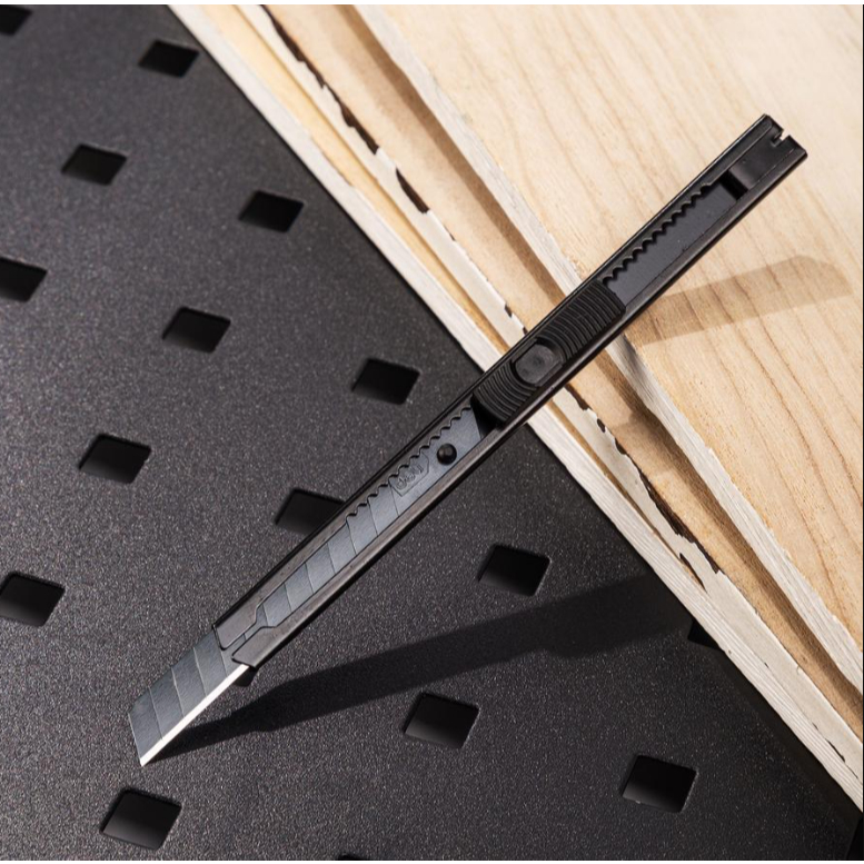 

Cutter MINI PREMIUM | Deli Cutter Pisau Baja Hitam 9mm SK5 Kunci Manual Perkakas EDL007B