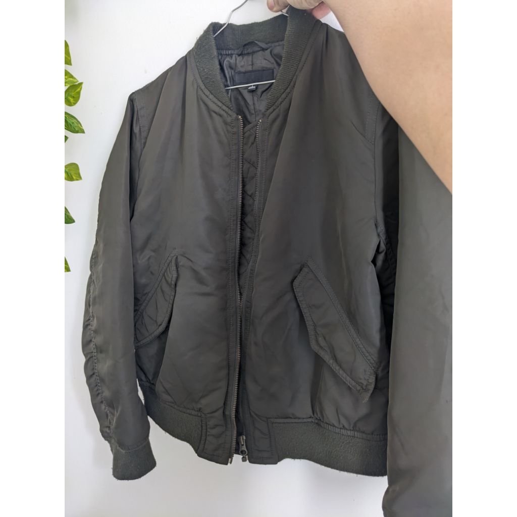 Jaket Bomber UNIQLO Preloved Like New