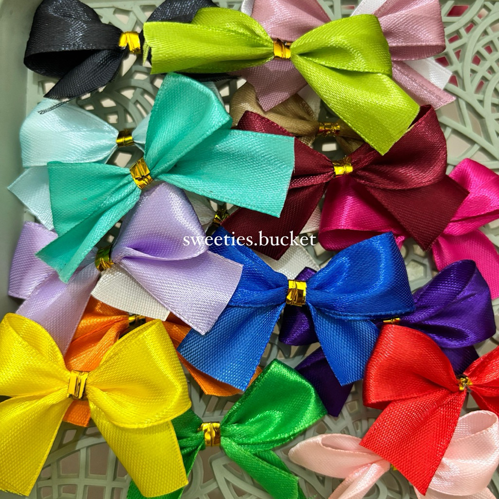 

1 Lusin Pita Souvenir 2 cm || Pita Hajatan || Pita Hiasan 1 Lusin || Pita Jadi || Pita Hampers || Pita Hajatan Mini || Pita Songgong || Pita Papertag ||