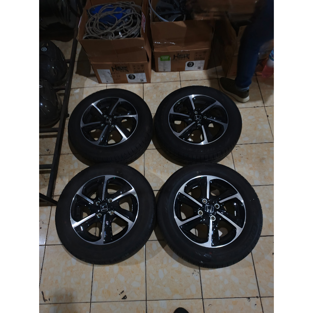 velg bekas mobil brio e r14 pcd 4x100 plus ban brio agya sigra calya corola dll