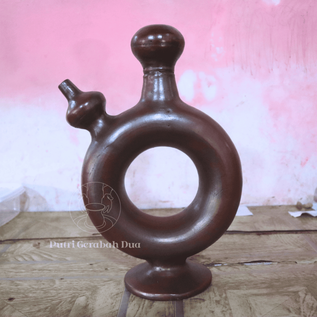 Kendi/ Kendi Gerabah/ Kendi Donat/ Kendi tanah liat/ kendi unik/ wadah air/ tempat minum