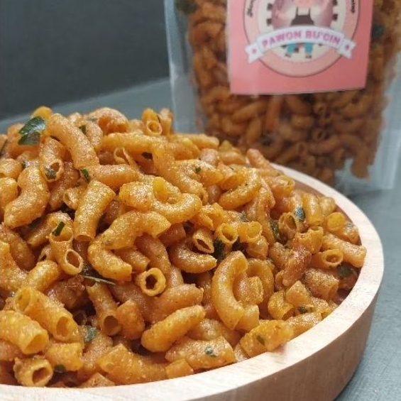 

Makaroni Pedas Daun Jeruk 500 Gram Cemilan Renyah Asin Pedas Makanan Kering