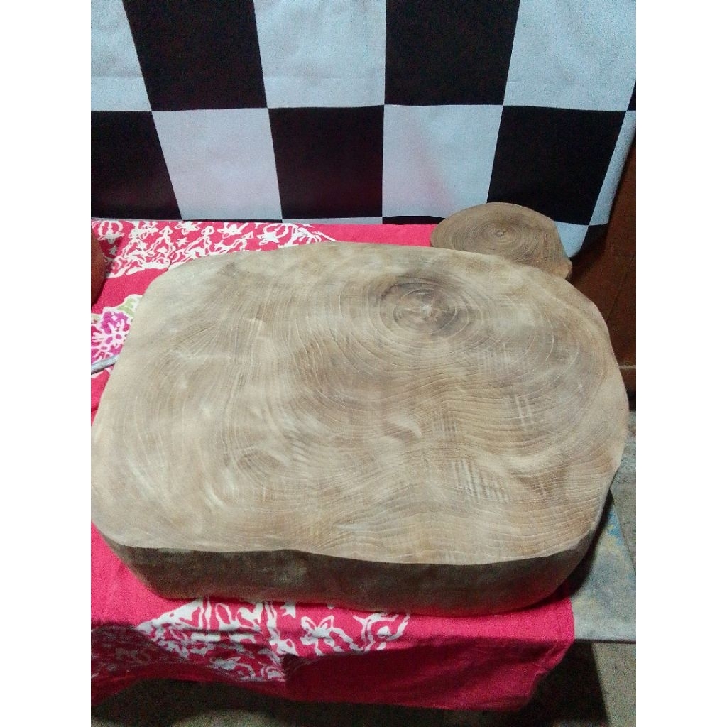 Talenan kayu jati tua besar dan tebal