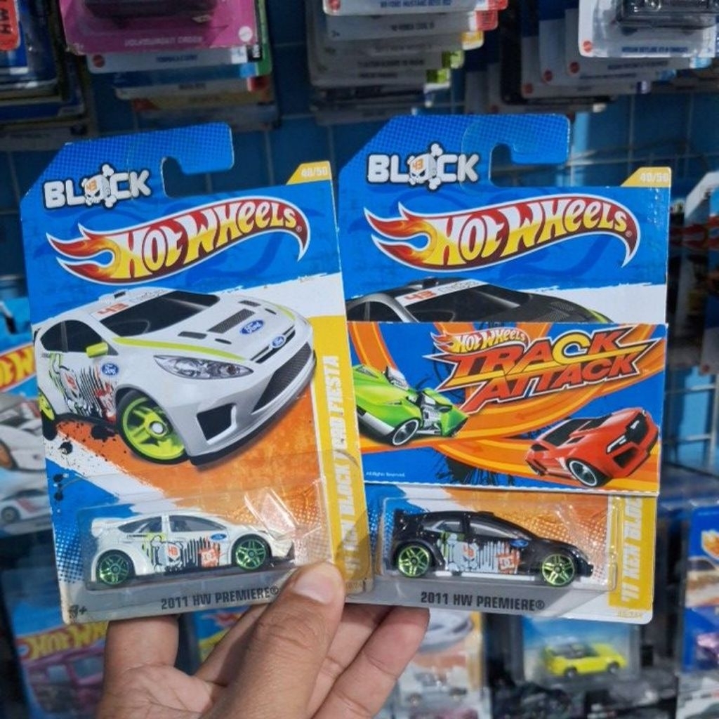 Hotwheels set Ken Block Ford Fiesta putih dan hitam