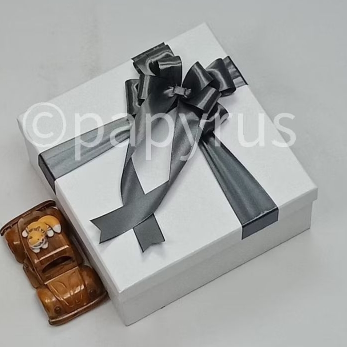 

PAPYRUS 22,5x22,5 Tinggi 10cm Kotak Kado Gift Box V2