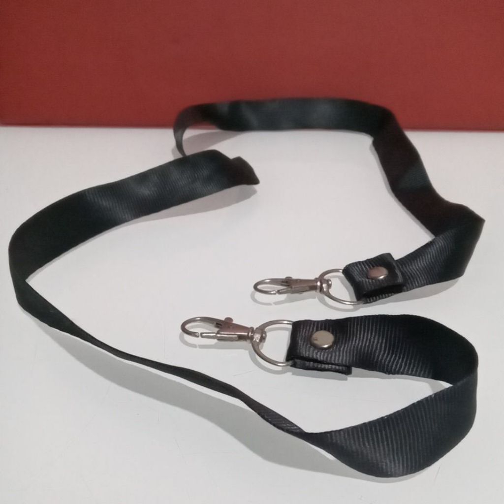 

TSB TALI ID CARD NAME TAG HITAM CANTEL KIRI KANAN